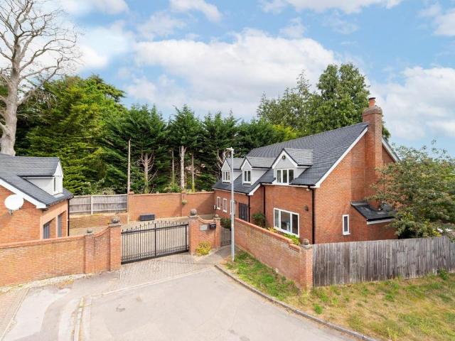 House for sale in Leighton-Linslade, Leighton Buzzard