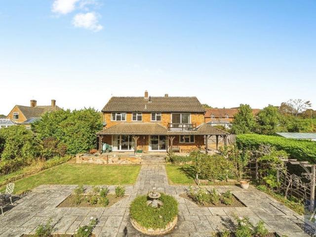 House for sale in Steeple Claydon, Buckinghamshire