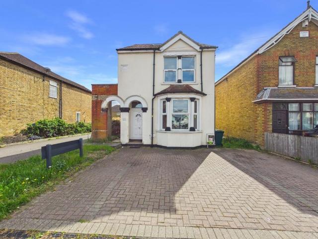 House for sale in Littleton Common, Lower Halliford