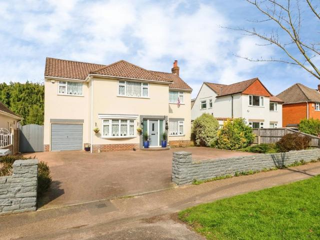 House for sale in Holdenhurst, Bournemouth