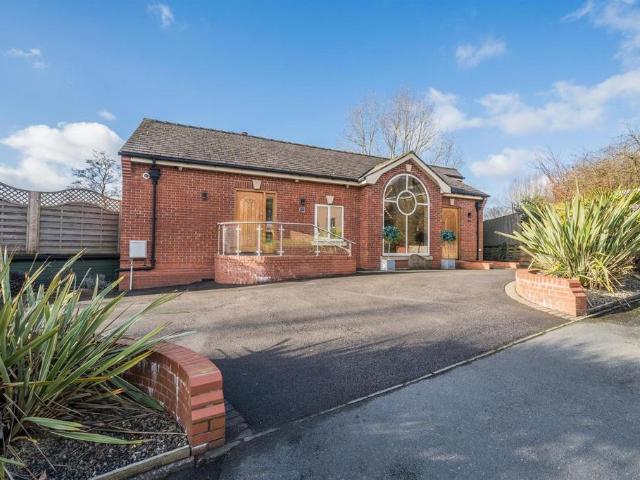 House for sale in Old Glossop, Charlesworth