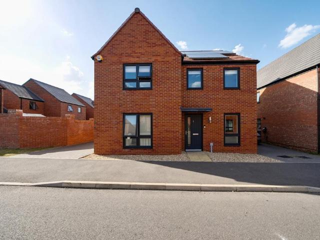 House for sale in Houghton Regis, Bedfordshire