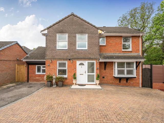 House for sale in Stoneleigh, Ewell