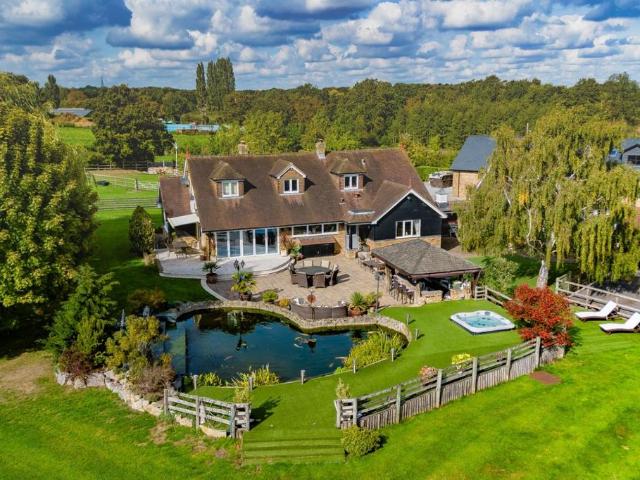 House for sale in Pilgrims' Hatch, Navestock Side