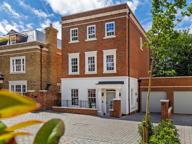 House for sale in Sleepers' Hill, Hampshire