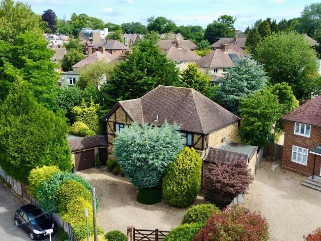 House for sale in Heol-las, Surrey
