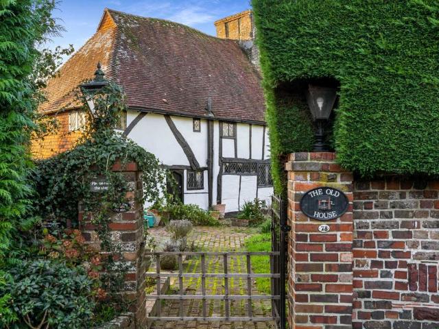 House for sale in Hillview, Surrey