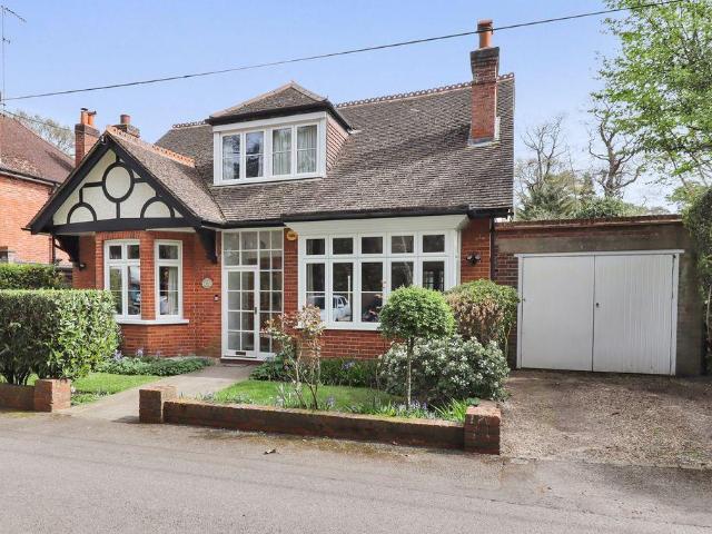 House for sale in Heol-las, Surrey