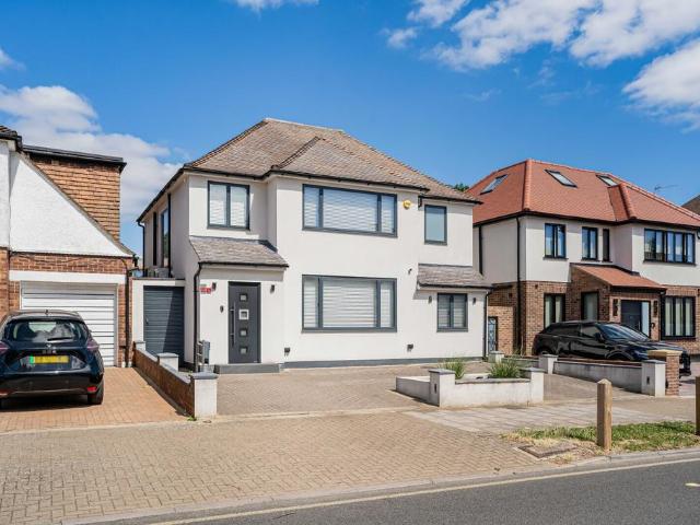 House for sale in Little Stanmore, Greater London