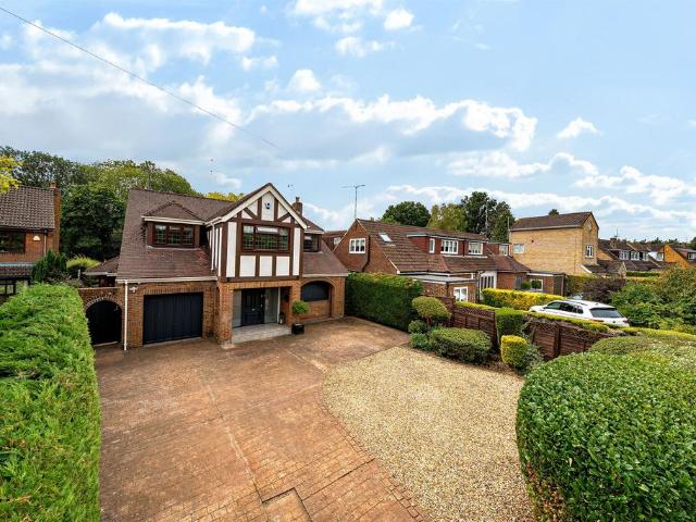 House for sale in How Wood, Five Acres