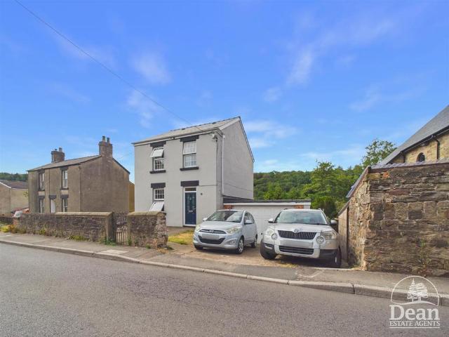 House for sale in Bromsberrow Heath, Gloucestershire