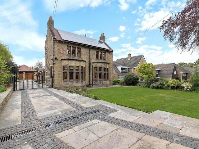 House for sale in Almondbury, West Yorkshire