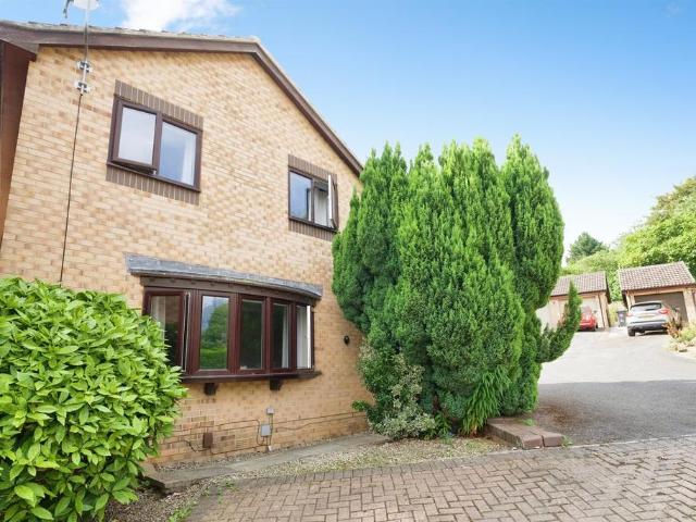 House for sale in Farsley, West Yorkshire