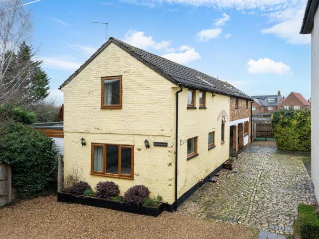 House for sale in Aston Clinton, Buckinghamshire