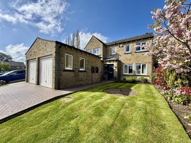 House for sale in Almondbury, West Yorkshire