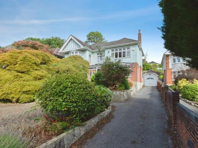 House for sale in Holdenhurst, Bournemouth