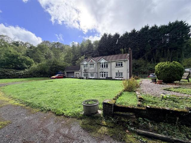 House for sale in Brynaman Isaf, Gwaun-cae-gurwen