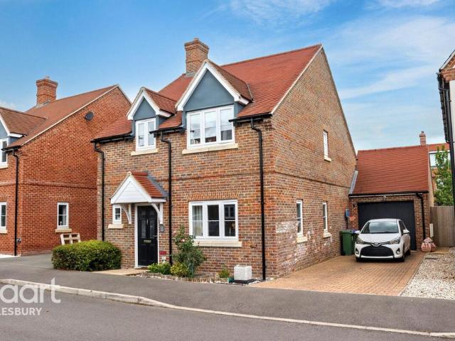 House for sale in Aston Clinton, Buckinghamshire