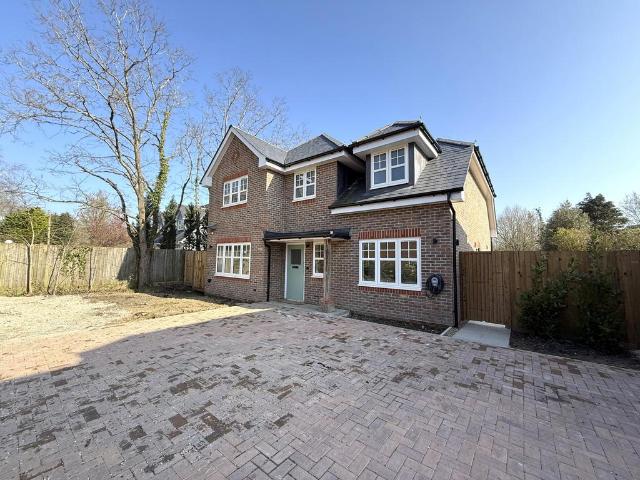 House for sale in Heol-las, Surrey