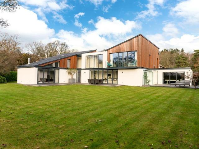 House for sale in Almondbury, West Yorkshire