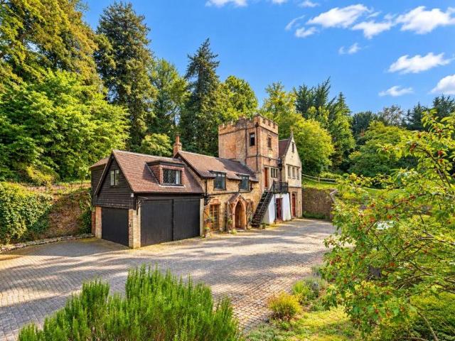 House for sale in Guildford Park, Guildford