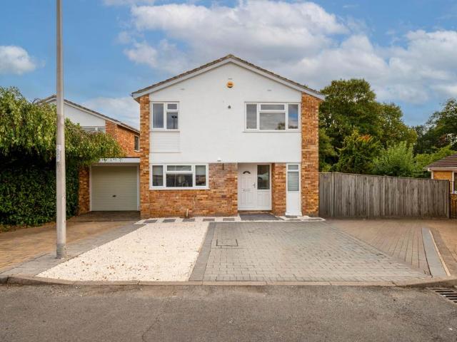 House for sale in Caversham Park Village, Reading
