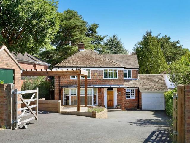 House for sale in Gerrards Cross, Tatling End