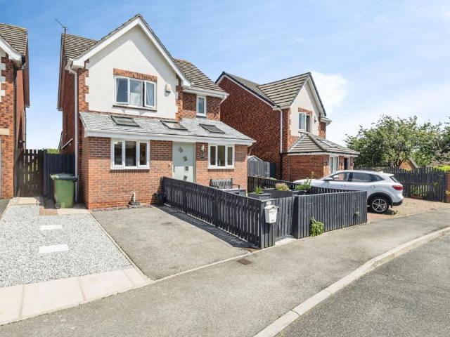 House for sale in Kinsley, West Yorkshire
