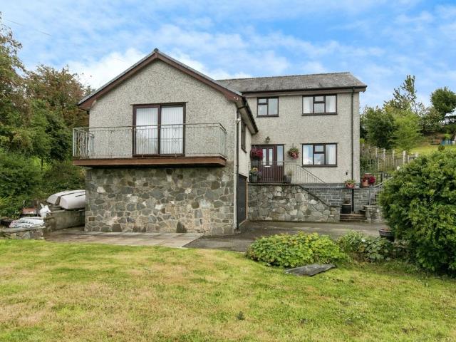 House for sale in Llanddoged, Wales