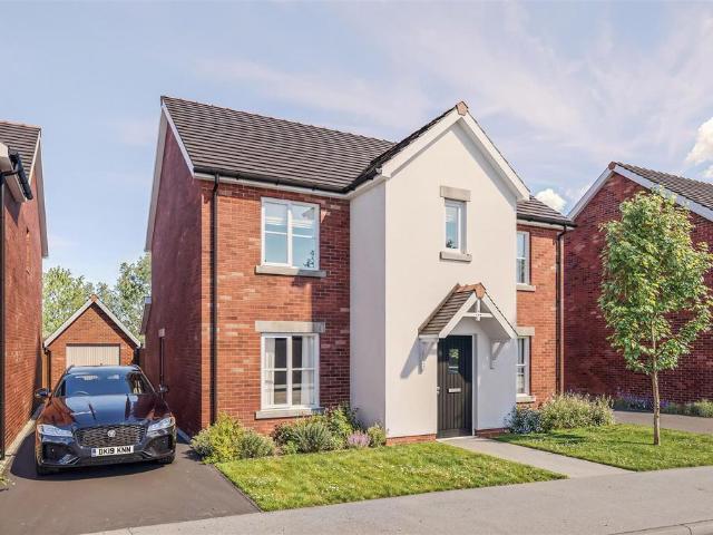 House for sale in Rhostyllen, Wales