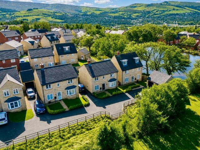 House for sale in Little Padfield, Charlesworth