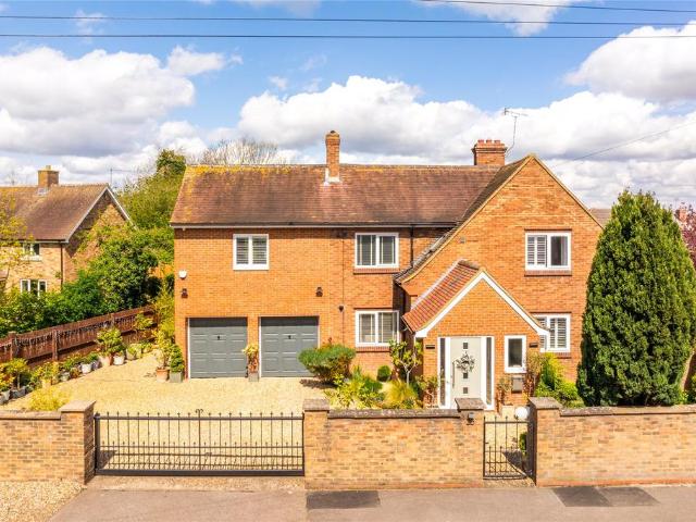 House for sale in Barton-le-clay, Bedfordshire