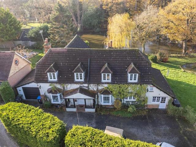House for sale in Lambourne, Epping