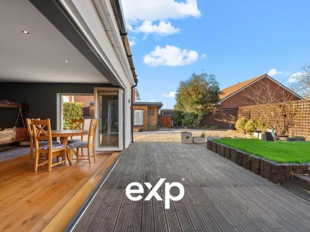 House for sale in Littleton Common, Lower Halliford