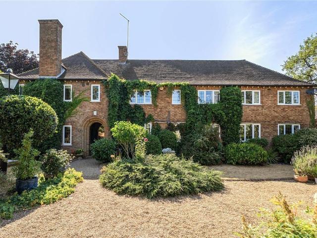 House for sale in Moulton