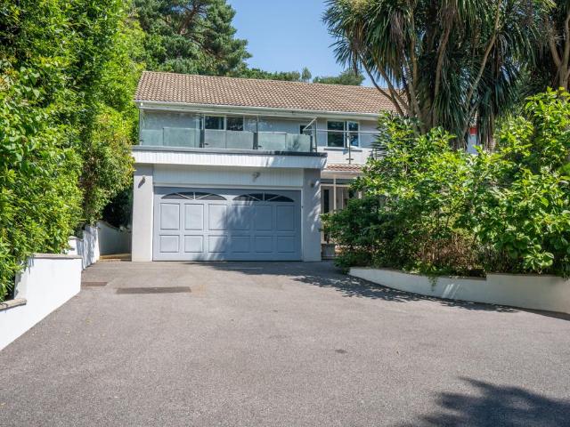 House for sale in Holdenhurst, Bournemouth