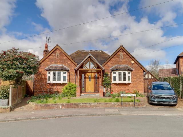 House for sale in Hatching Green, Five Acres