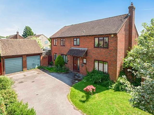 House for sale in Stoke Mandeville, Buckinghamshire