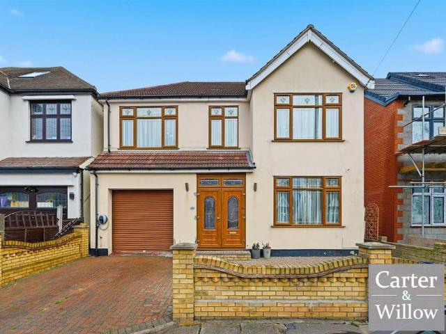 House for sale in Seven Kings, Greater London