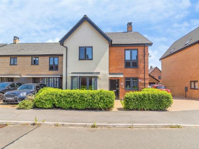 House for sale in Houghton Regis, Bedfordshire