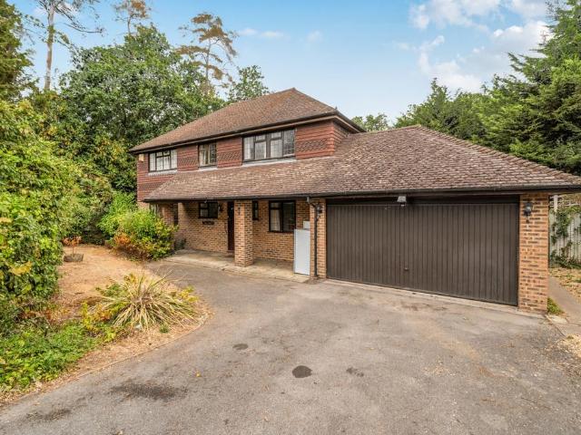 House for sale in Heol-las, Surrey