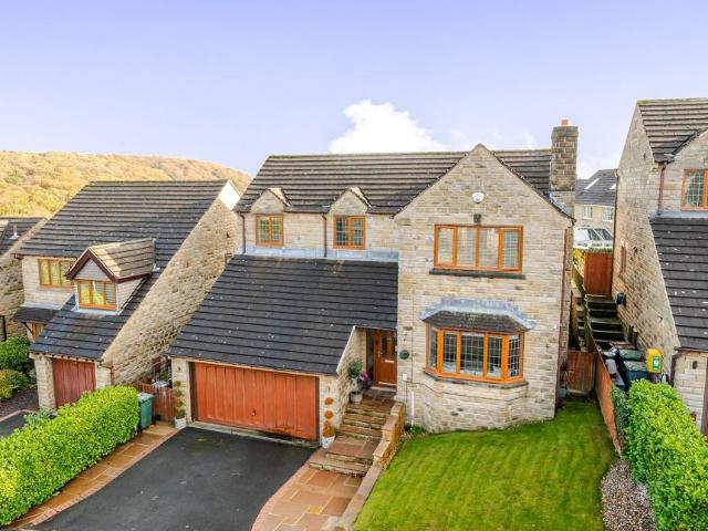 House for sale in Lindley, West Yorkshire