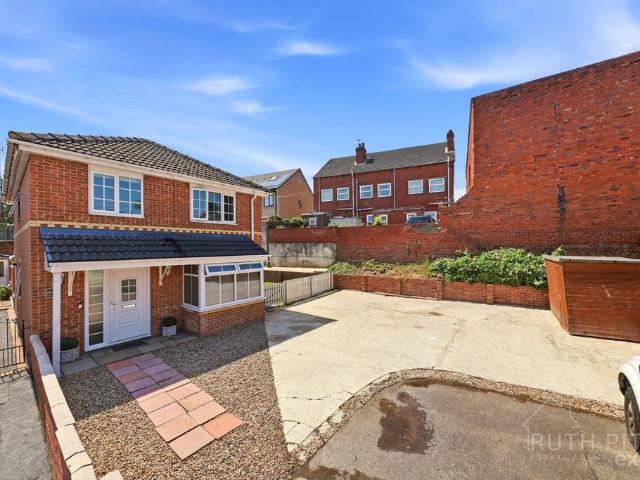 House for sale in South Kirkby and Moorthorpe, South Kirkby