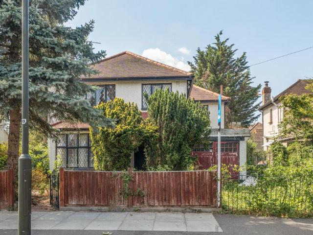 House for sale in London Borough of Merton, Mitcham