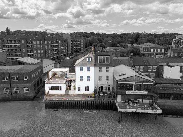 House for sale in East Greenwich, Greater London