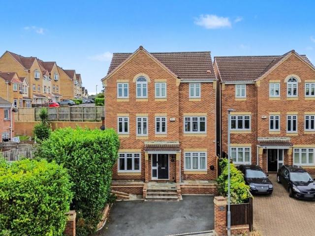 House for sale in Calder Grove, West Yorkshire