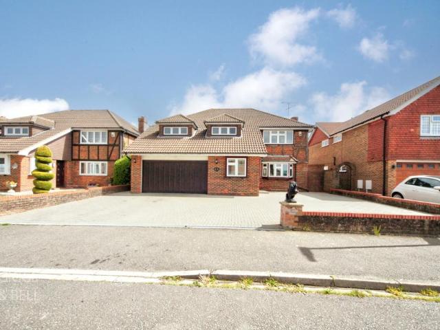 House for sale in Spring Park, Luton