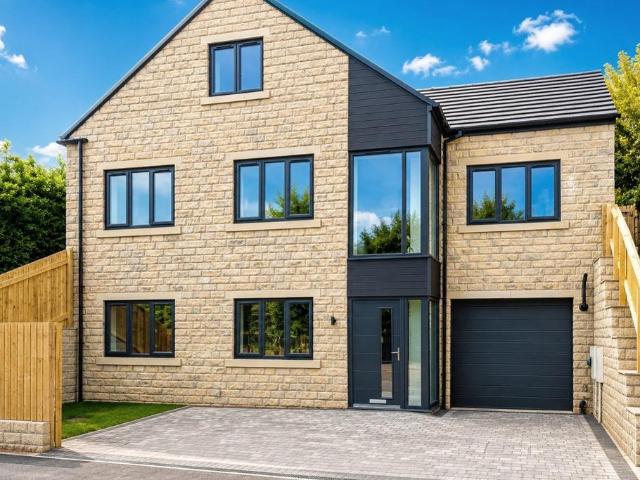 House for sale in Rastrick, West Yorkshire