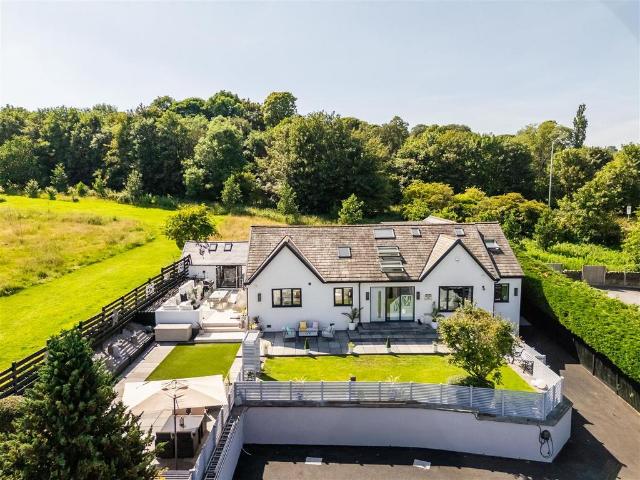 House for sale in Farsley, West Yorkshire