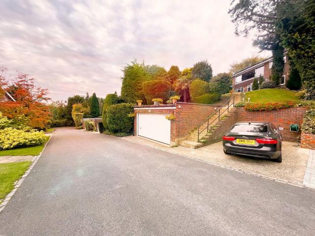 House for sale in Hillview, Surrey